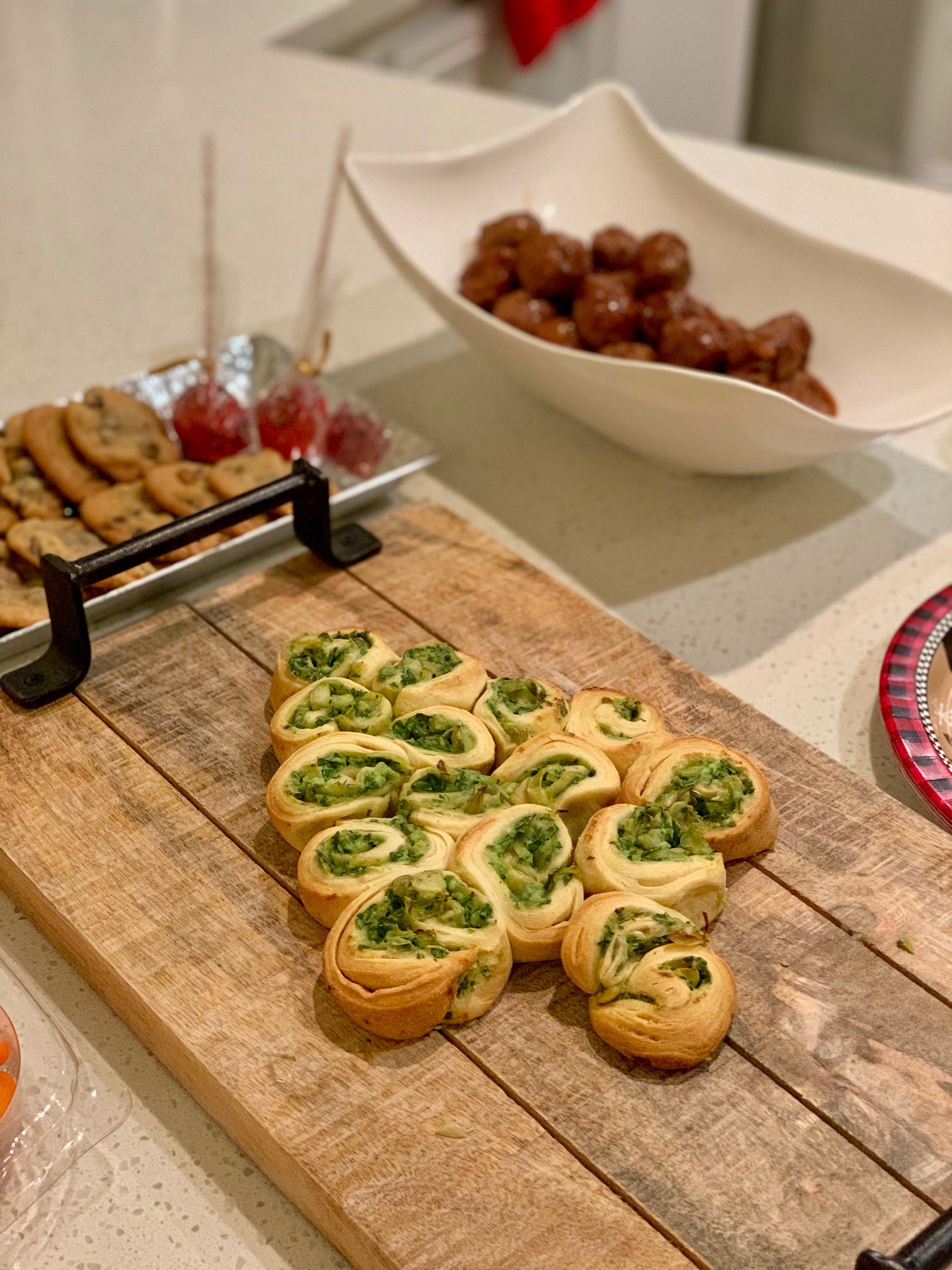 bread rolls in shape of a christmas tree